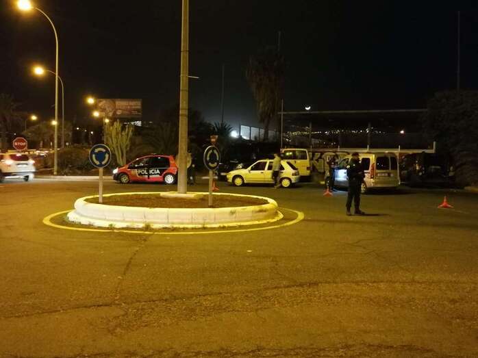 Uno de los controles de anoche llevados a cabo por la Policía Canaria (Foto TA)